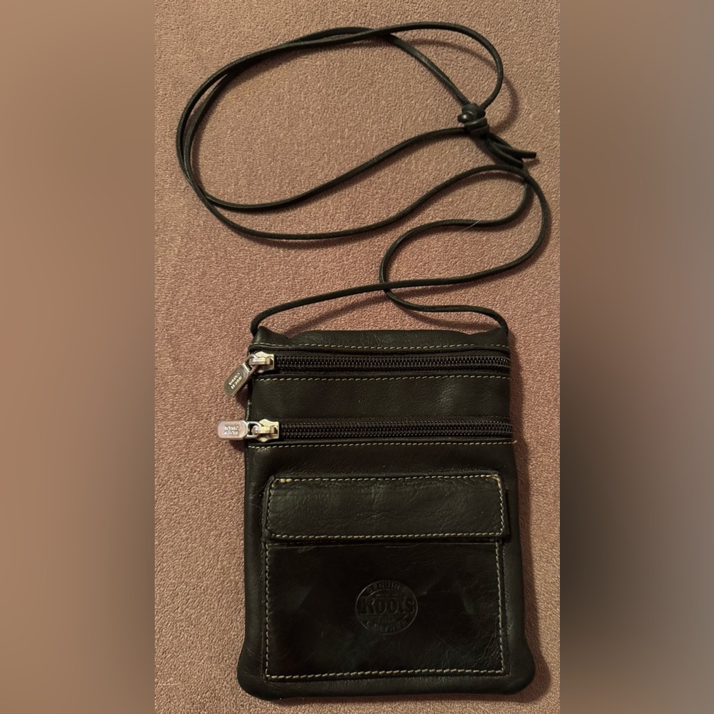 Vintage Roots Black Leather Crossbody Travel Pouch - Picture 10 of 16